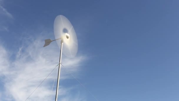 Molino de viento agua de bombeo — Vídeo de stock