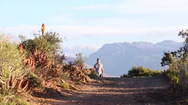 Bir yol çalışan erkek fitness modeli 