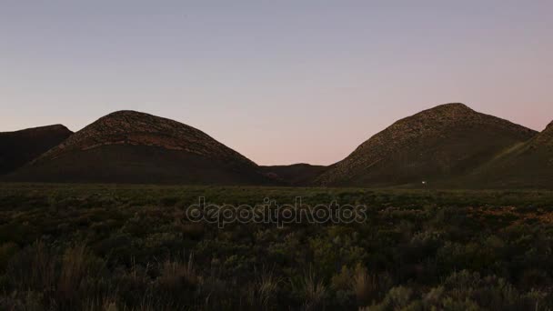 Hajnal szünetek alatt a Karoo — Stock videók