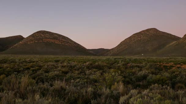 Dageraad breekt over de Karoo — Stockvideo