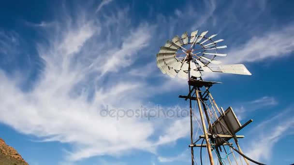 Inhemska wind turbine spinning — Stockvideo