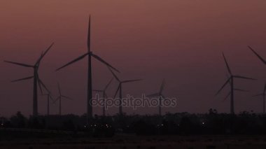 Uzaktan gece karanlığında görüldüğü gibi Rüzgar Çiftliği 