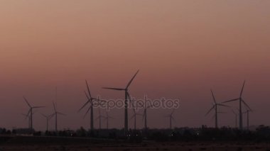 Uzaktan gece karanlığında görüldüğü gibi Rüzgar Çiftliği 