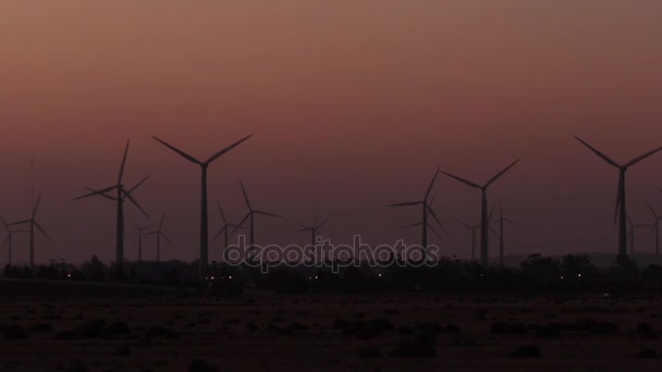 Parque eólico visto desde lejos al atardecer — Vídeos de Stock