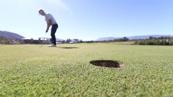 Golfozó egy golfpályán — Stock videók