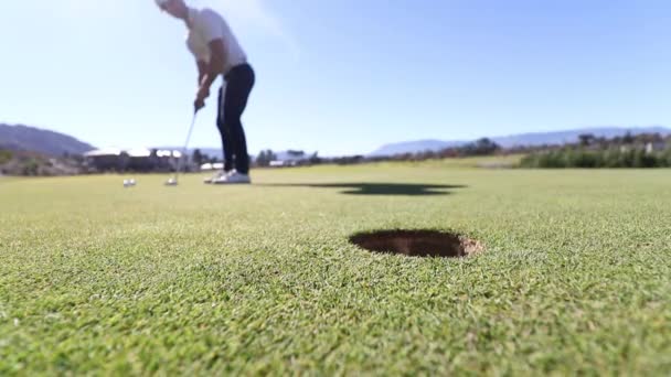 Golfista jugando un tiro chip — Vídeos de Stock