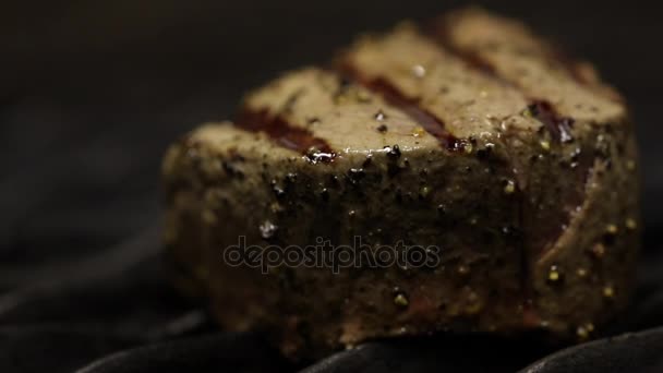 Sauteing vlees op een gasfornuis — Stockvideo