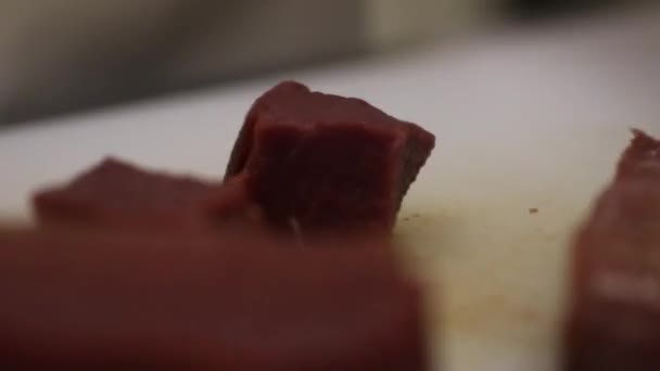 Руки режут мясо свинины — стоковое видео