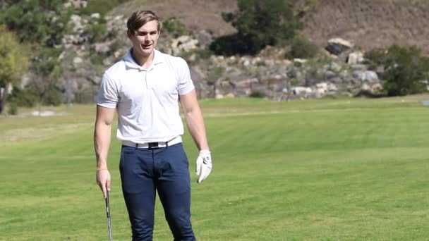 Golfer op een golfbaan — Stockvideo