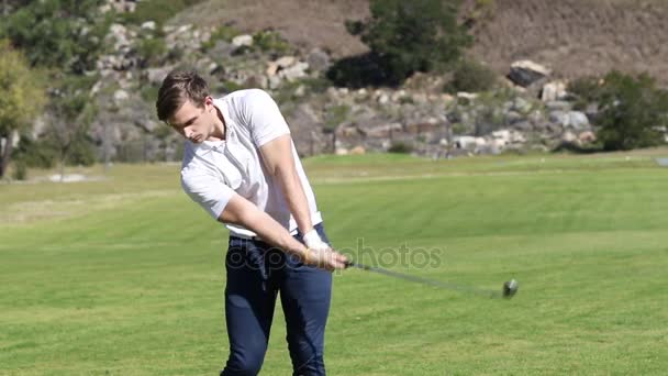 Golfista hraje čip shot — Stock video