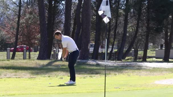 Golfista jugando un tiro chip — Vídeos de Stock