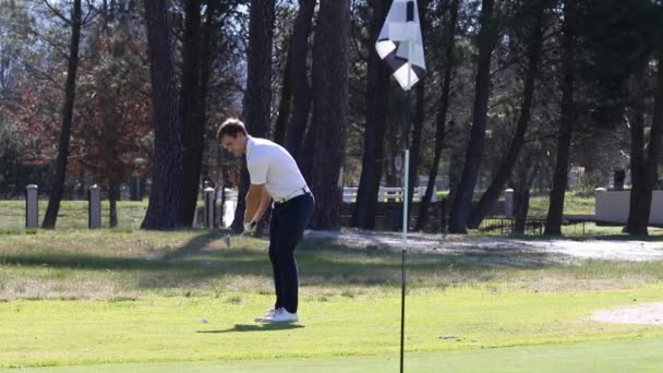 Golfista jugando un tiro chip — Vídeos de Stock