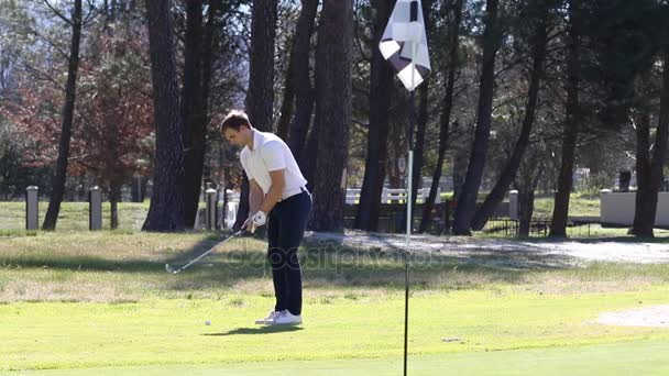 Golfer spielt einen Chip-Schlag — Stockvideo