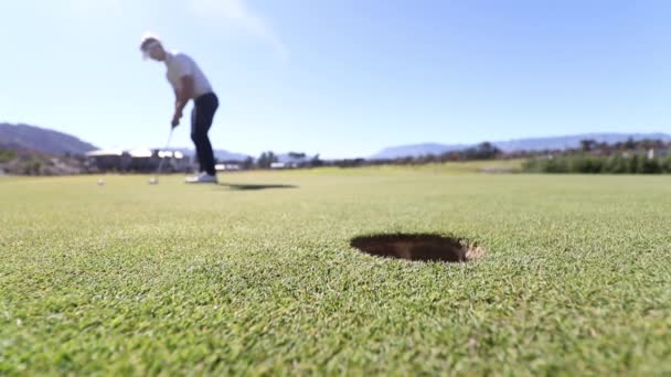 Golfista jugando un tiro chip — Vídeos de Stock