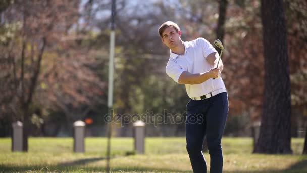 Golfista jugando un tiro chip — Vídeos de Stock