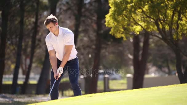 Golfista jogando um tiro chip — Vídeo de Stock