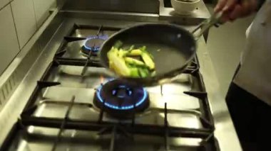 Şef sautéing sebze