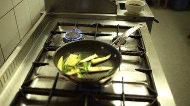 Şef sautéing sebze