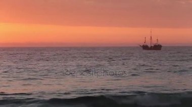 Uzun boylu Gemi okyanusta yelken