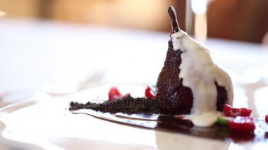 Krem şanti ile lezzetli haşlanmış armut 