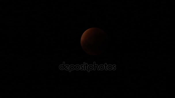 Bloodmoon stijgt in de hemel. — Stockvideo