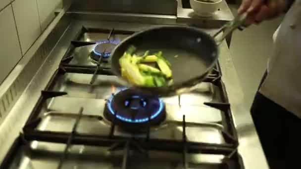 Şef sautéing sebze — Stok video