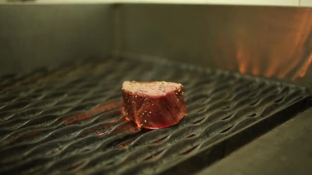 Kocken grillning och sautering kött — Stockvideo