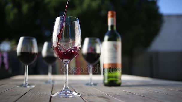 Víno nalévající se do sklenice 