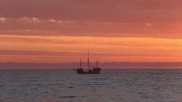 Magas hajó vitorla az óceán — Stock videók