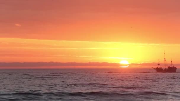 Tall ship sail on the ocean — Stock Video