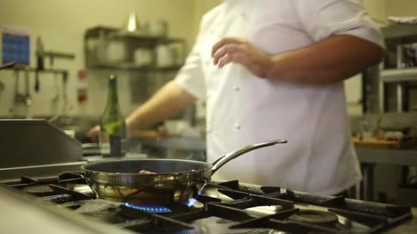 Chef sauteing vegetables — Stock Video