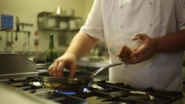 Chef sauteing vegetables — Stock Video