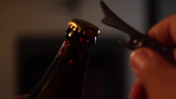 Ручное открытие бутылки пива — стоковое видео