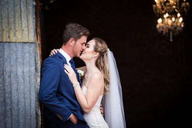 Güzel gelin ve damat onu mutlu görünüyordu onların düğün günü