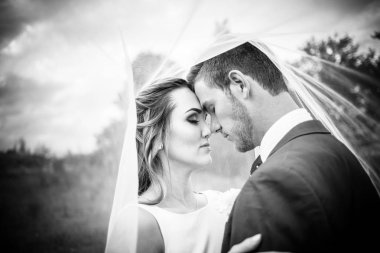 Güzel gelin ve damat onu mutlu görünüyordu onların düğün günü