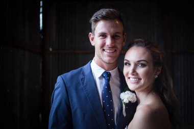 Güzel gelin ve damat onu mutlu görünüyordu onların düğün günü