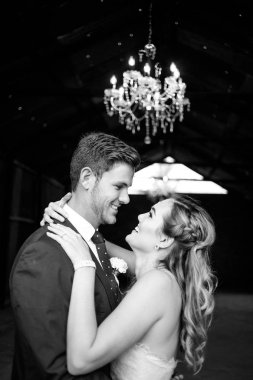 Güzel gelin ve damat onu mutlu görünüyordu onların düğün günü