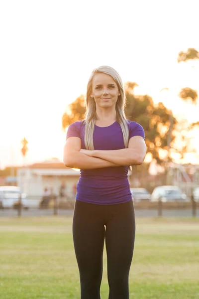 Спортивна жіноча фітнес-модель позує в її тренувальному одязі nex — стокове фото
