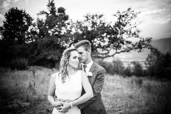 Beautiful bride and her groom on their wedding day looking happy — Stock Photo, Image