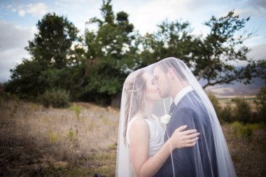 Güzel gelin ve damat onu mutlu görünüyordu onların düğün günü