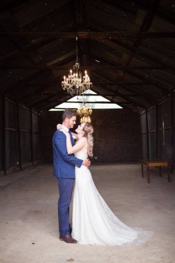 Güzel gelin ve damat onu mutlu görünüyordu onların düğün günü