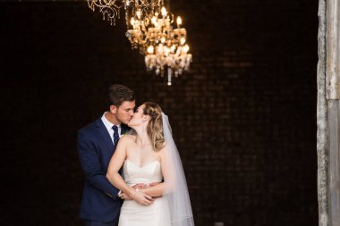 Güzel gelin ve damat onu mutlu görünüyordu onların düğün günü