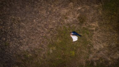 Güzel gelin ve damat onu mutlu görünüyordu onların düğün günü