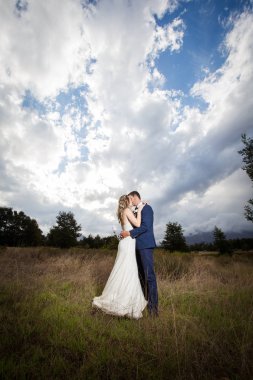 Güzel gelin ve damat onu mutlu görünüyordu onların düğün günü