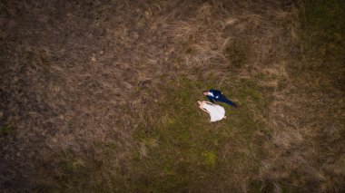 Güzel gelin ve damat onu mutlu görünüyordu onların düğün günü