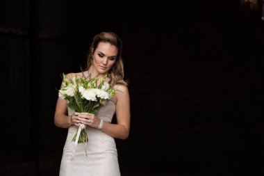 Güzel zarif gelin bir şapel ona kapıyı ayakta 