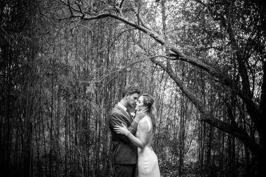 Güzel gelin ve damat onu mutlu görünüyordu onların düğün günü