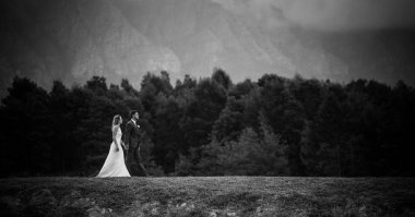 Güzel gelin ve damat onu mutlu görünüyordu onların düğün günü