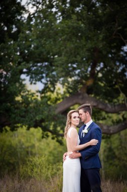 Güzel gelin ve damat onu mutlu görünüyordu onların düğün günü