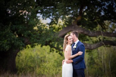 Güzel gelin ve damat onu mutlu görünüyordu onların düğün günü